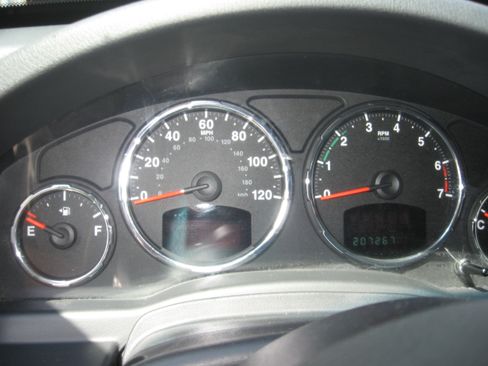 Used 2012 Jeep Liberty 4WD Limited Jet image 10