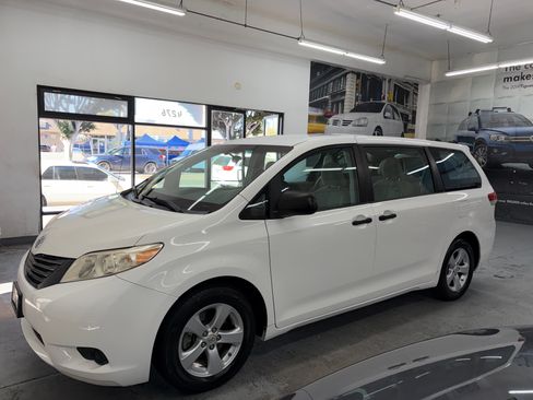 Used 2011 Toyota Sienna UNAVAIL FWD image 3
