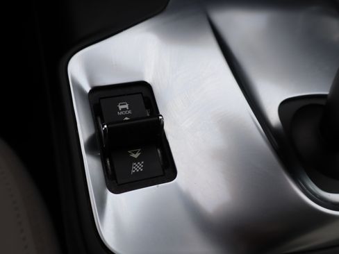 Used 2019 Jaguar E-PACE SE image 37