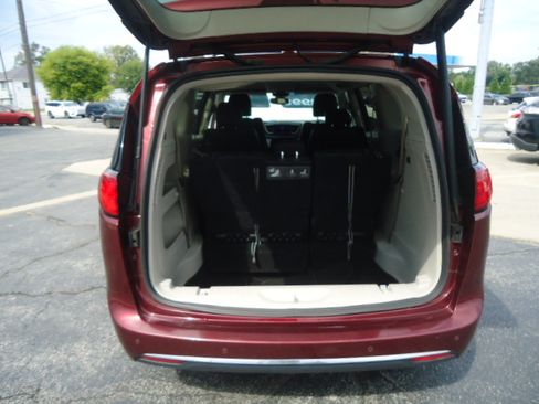Used 2017 Chrysler Pacifica Touring-L Plus FWD image 10