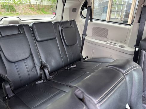 Used 2014 Chrysler Town & Country Touring FWD image 19