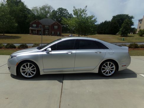 Used 2015 Lincoln MKZ image 2