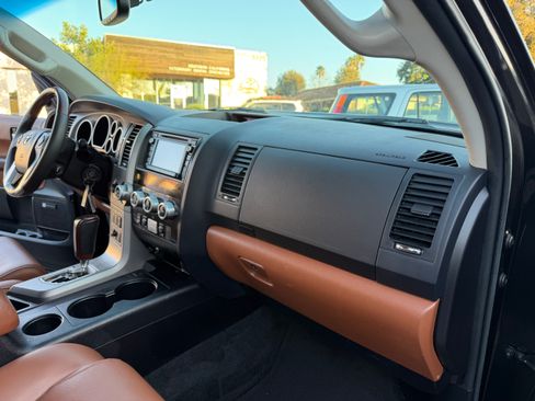 Used 2016 Toyota Sequoia Platinum image 29