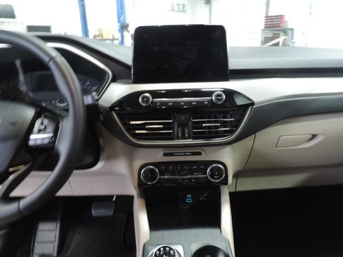 Used 2022 Ford Escape SE image 35