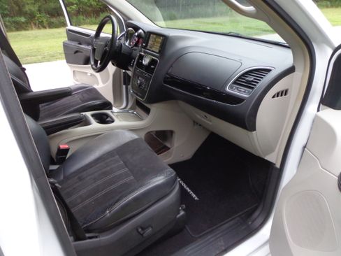 Used 2014 Chrysler Town & Country w/ 25th Anniversary Edition FWD image 10
