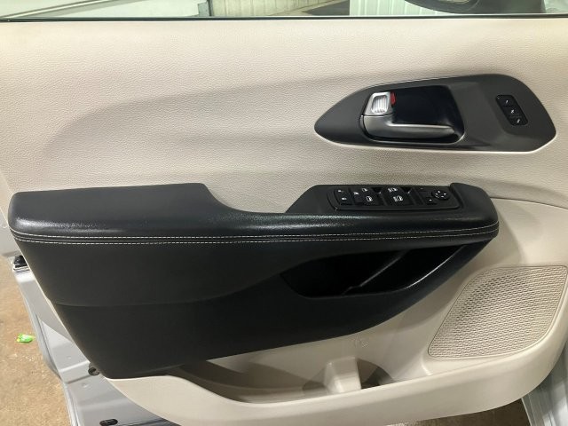 Used 2023 Chrysler Pacifica Touring-L FWD image 8