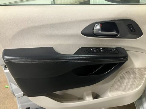 Used 2023 Chrysler Pacifica Touring-L image 8