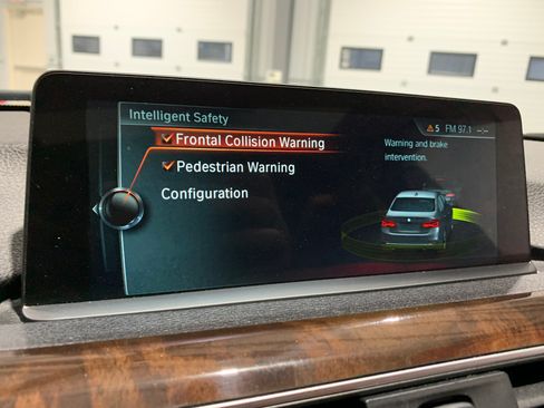 Used 2017 BMW 330i xDrive w/ Driver Assist image 31