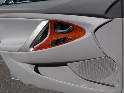 Used 2011 Toyota Camry XLE image 19