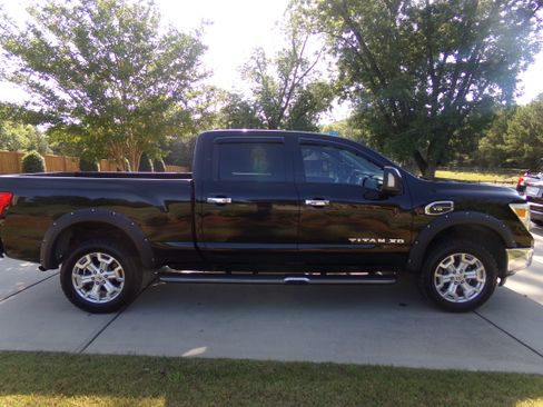 Used 2017 Nissan Titan XD 2WD Crew Cab SV image 6