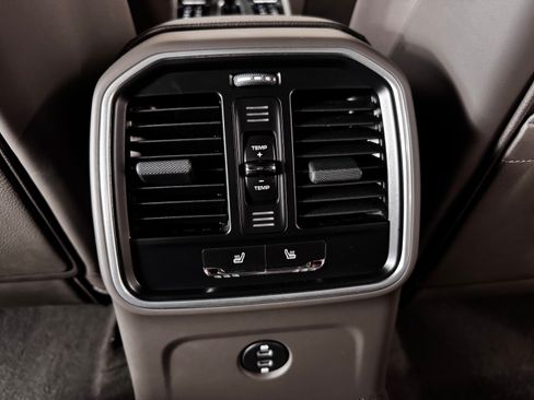 Used 2025 Porsche Macan AWD/4WD image 41