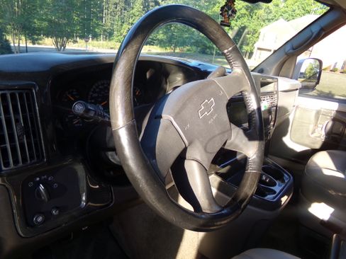 Used 2005 Chevrolet Express 1500 AWD Passenger image 13