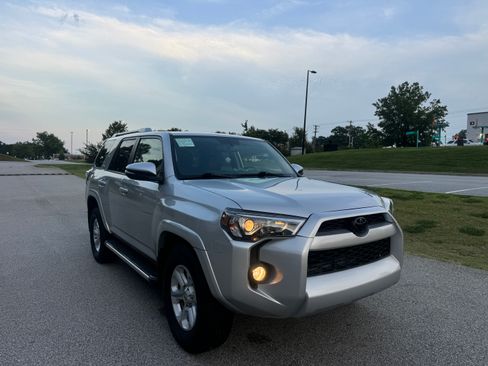 Used 2017 Toyota 4Runner 2WD image 2