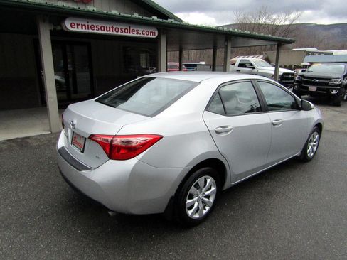 Used 2018 Toyota Corolla LE image 3
