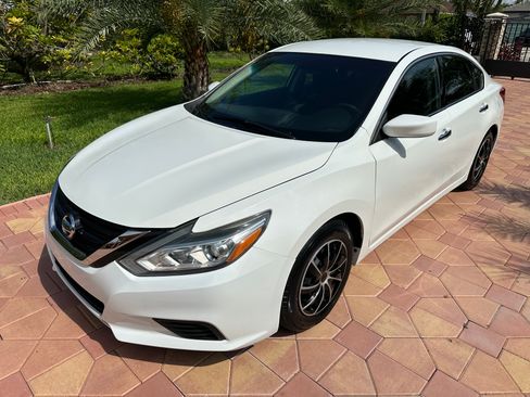 Used 2016 Nissan Altima SV FWD image 1