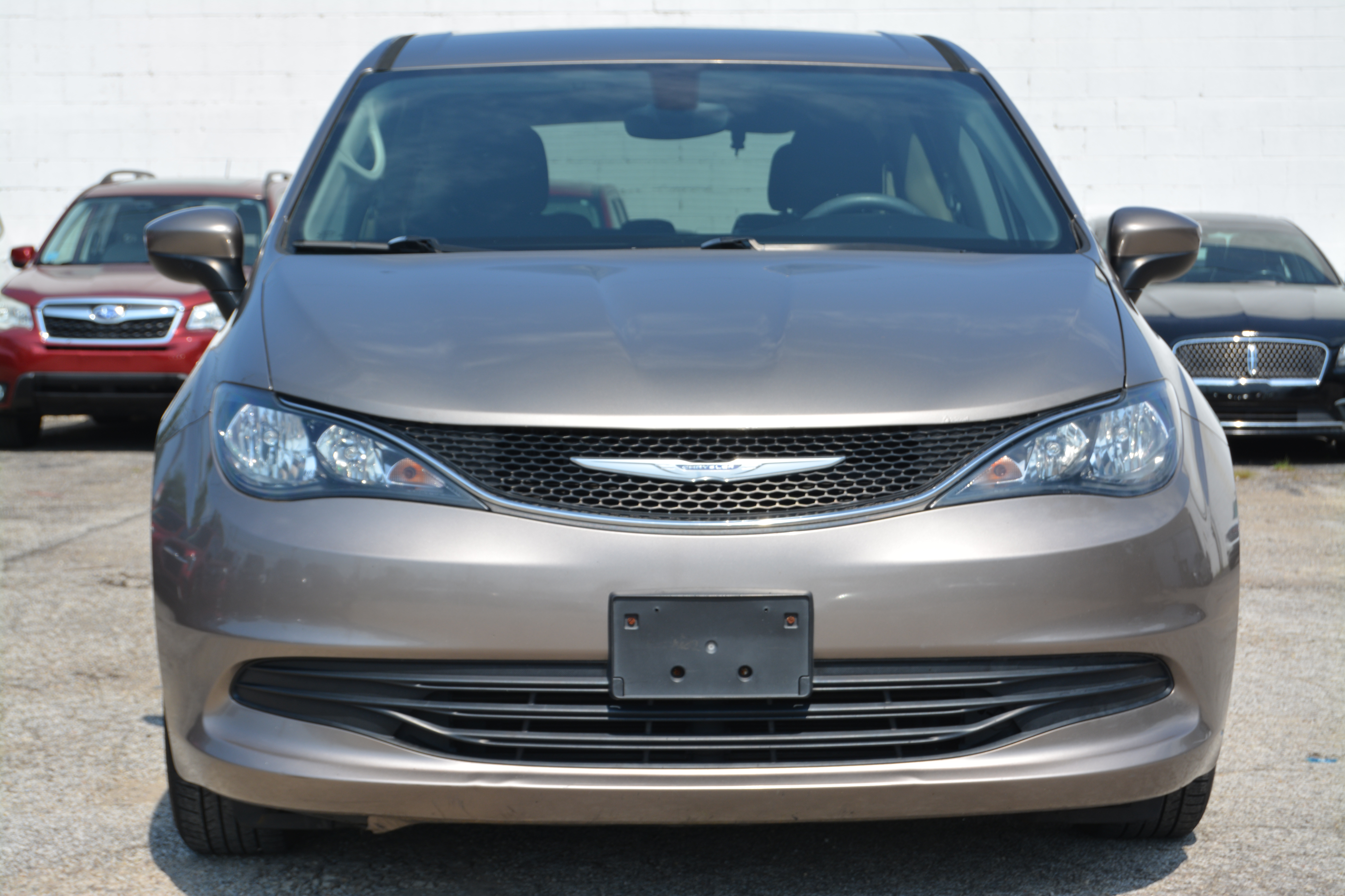 Used 2017 Chrysler Pacifica Touring FWD image 2