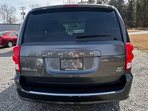 Used 2016 Dodge Grand Caravan SXT image 2