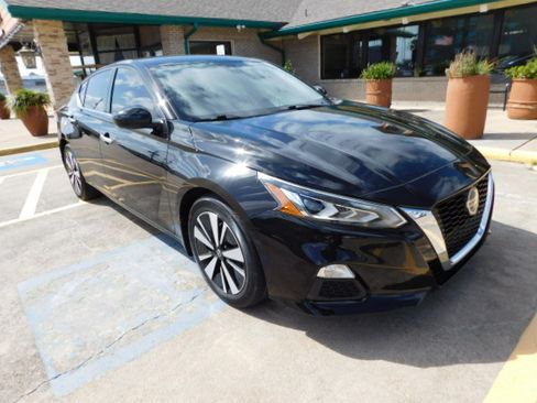 Used 2021 Nissan Altima 2.5 SV FWD image 2