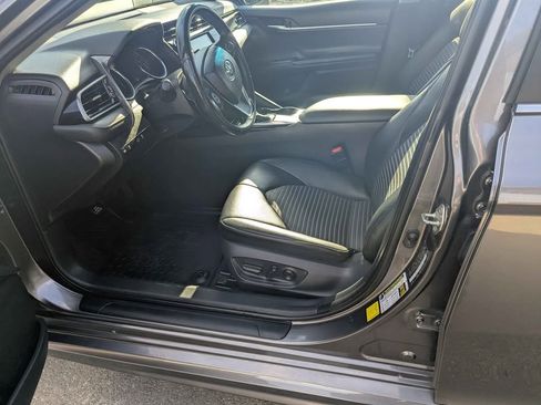 Used 2020 Toyota Camry image 6