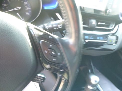 Used 2021 Toyota C-HR XLE image 18