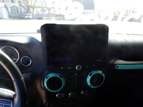 Used 2016 Jeep Wrangler Unlimited Rubicon image 8