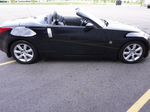 Used 2005 Nissan 350Z Roadster RWD image 8
