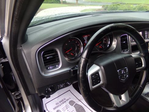 Used 2014 Dodge Charger SE RWD image 9
