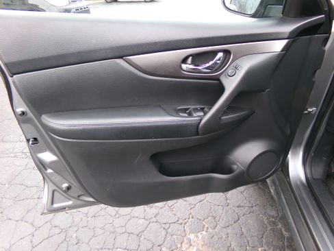 Used 2015 Nissan Rogue SV image 16