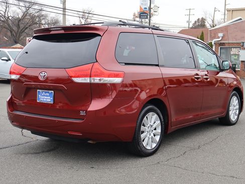 Used 2013 Toyota Sienna XLE image 8