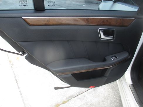 Used 2013 Mercedes-Benz E 350 4MATIC Sedan image 20