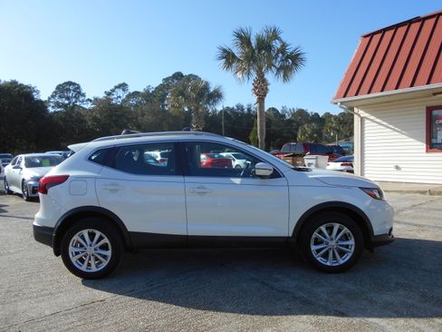 Used 2017 Nissan Rogue Sport SV image 2
