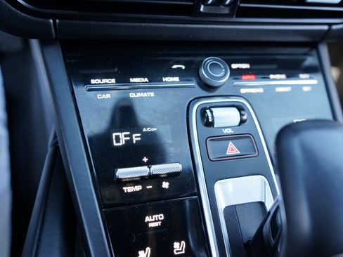 Used 2022 Porsche Cayenne image 30