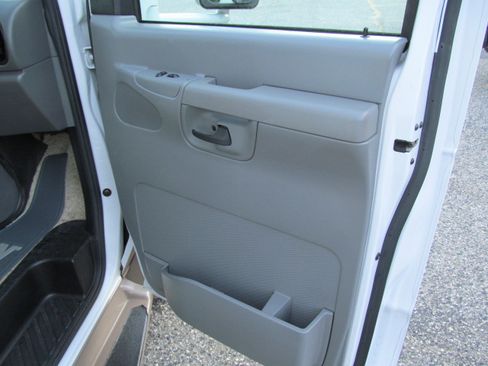 Used 2004 Ford E-350 and Econoline 350 Super Duty RWD image 24