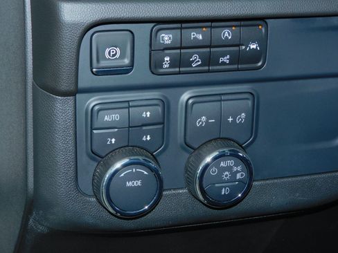 Used 2025 Chevrolet Suburban 4WD Z71 image 28
