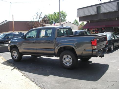 Used 2018 Toyota Tacoma 4x4 Double Cab SR image 4