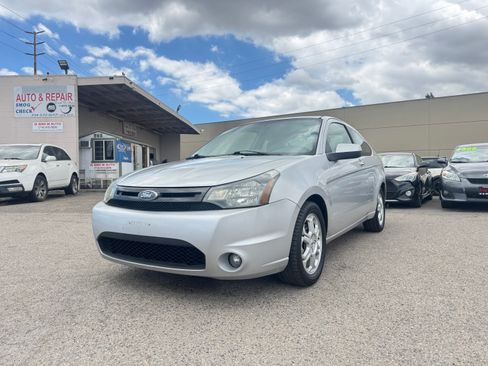 Used 2009 Ford Focus SE Coupe FWD image 2