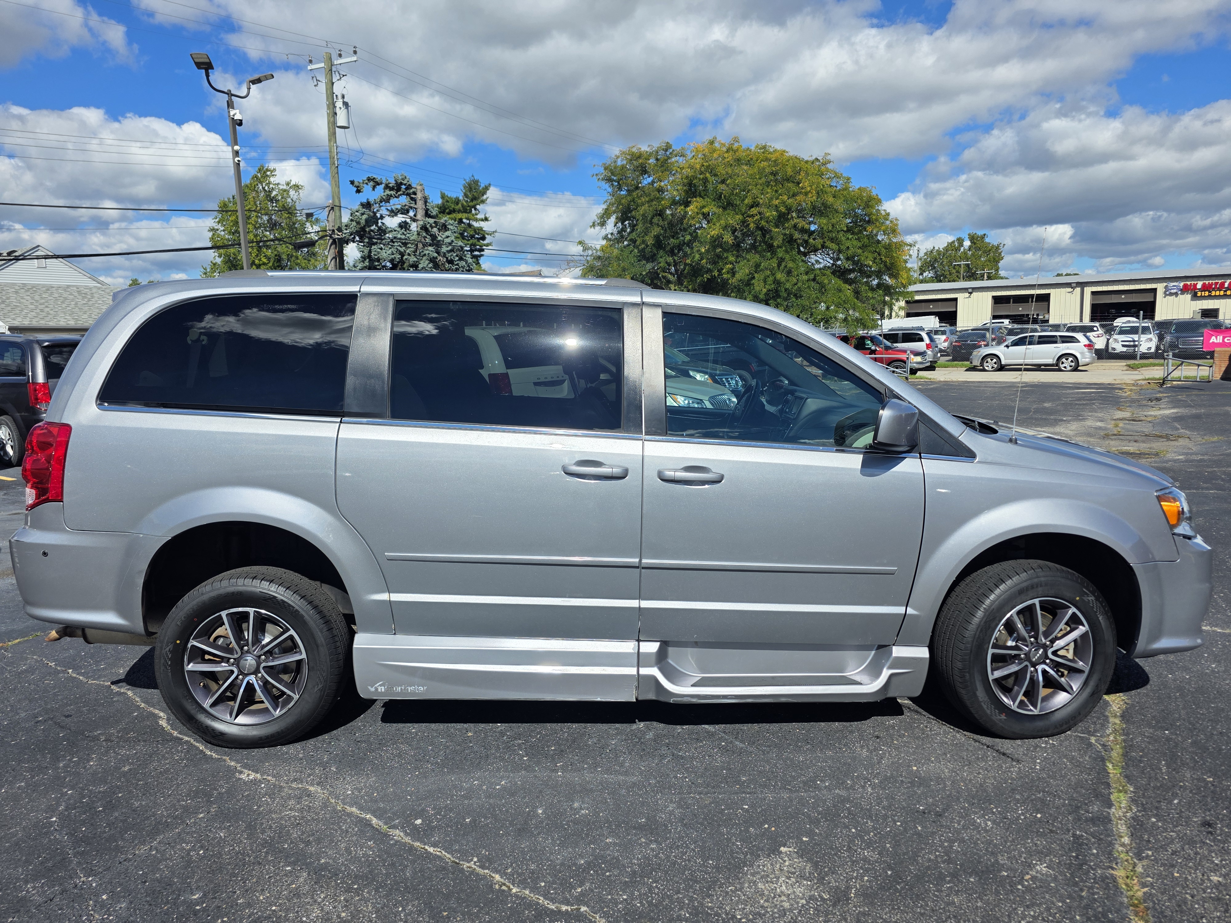 Used 2017 Dodge Grand Caravan SXT FWD image 3