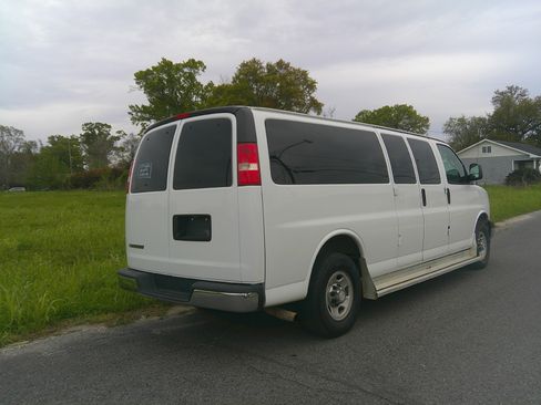 Used 2017 Chevrolet Express 3500 LT image 3
