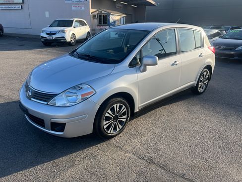 Used 2008 Nissan Versa Hatchback FWD image 2