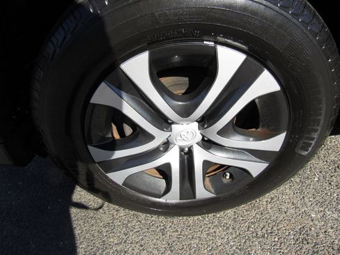 Used 2016 Toyota RAV4 LE image 9