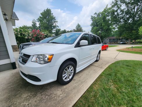 Used 2015 Dodge Grand Caravan SXT FWD image 1