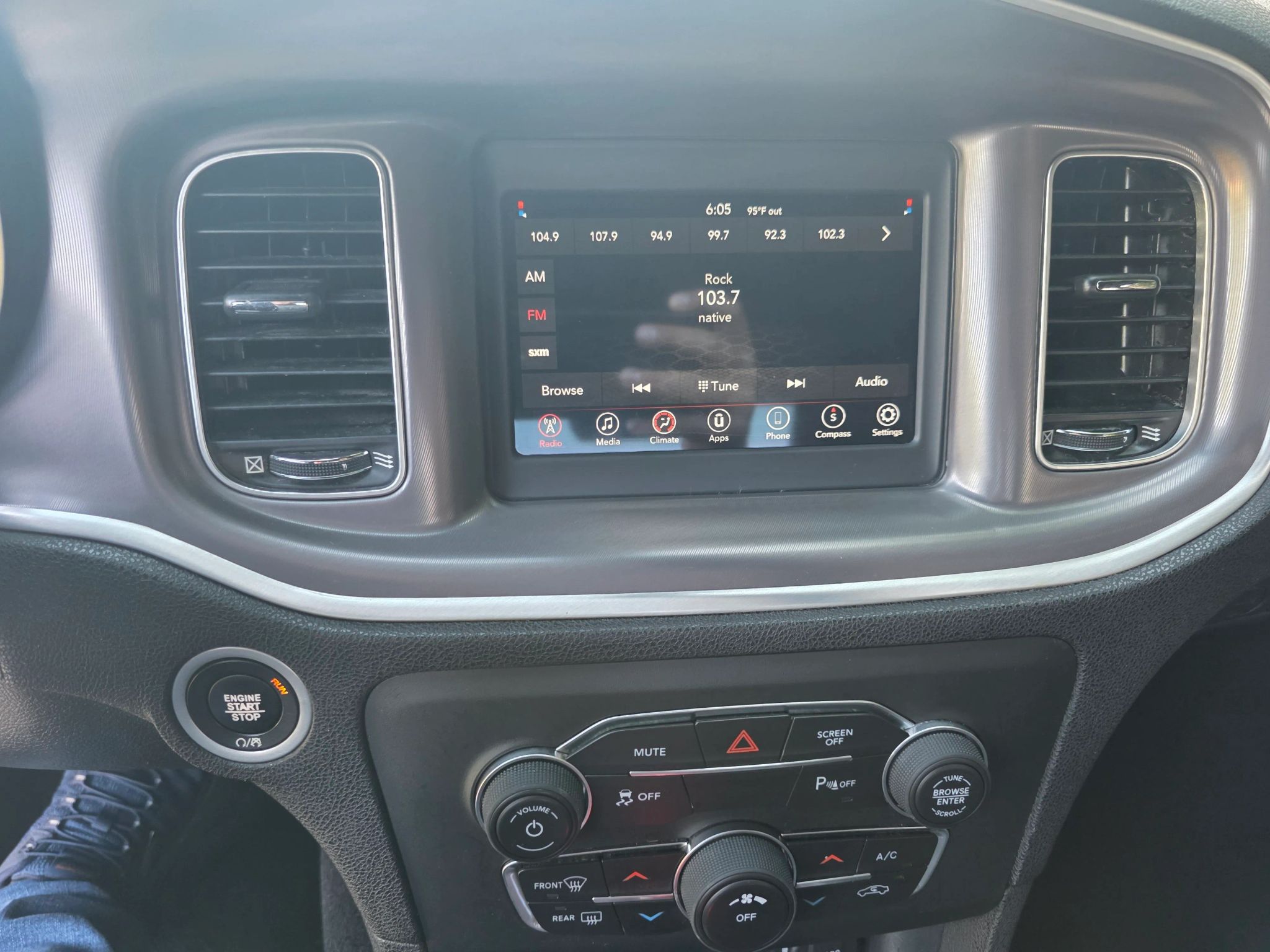 Used 2019 Dodge Charger SXT RWD image 10