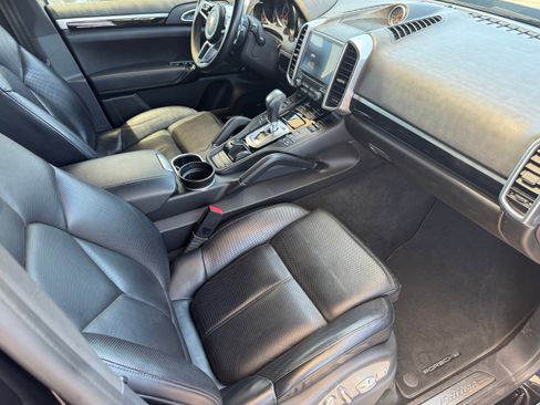 Used 2017 Porsche Cayenne AWD/4WD image 3