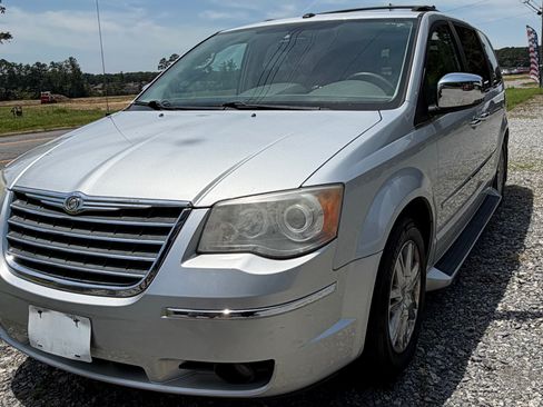 Used 2009 Chrysler Town & Country Limited FWD image 10