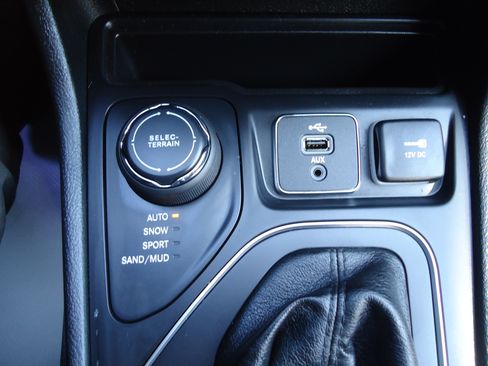 Used 2019 Jeep Cherokee 4WD Latitude Plus image 15