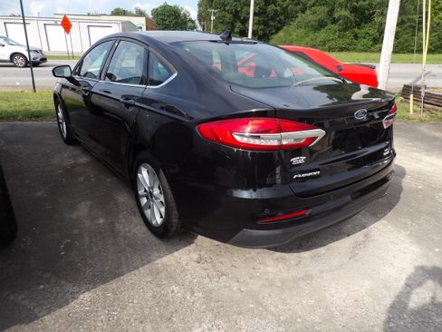 Used 2019 Ford Fusion SE FWD image 2