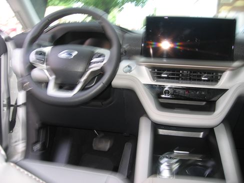 Used 2025 Ford Explorer 4WD Active image 9