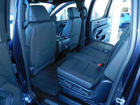 Used 2025 Chevrolet Suburban Z71 image 19