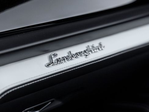 Used 2025 Lamborghini Urus SE AWD/4WD image 22