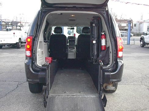 Used 2016 Dodge Grand Caravan SE image 18